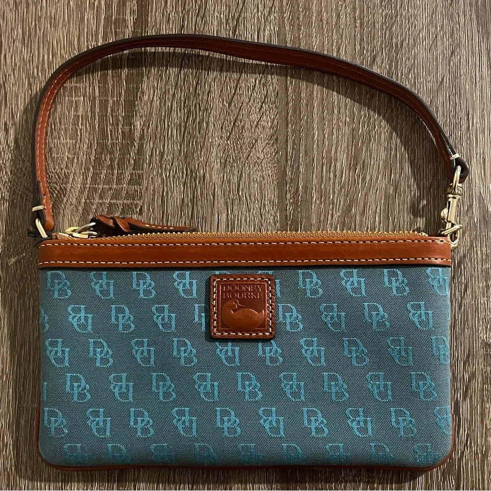 Stunning Dooney & Bourke wristlet - Picture 6 of 6
